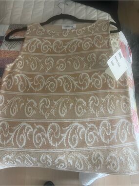 St. John Collection Beige and White Sleeveless Knit Tank Top with gold metallic
